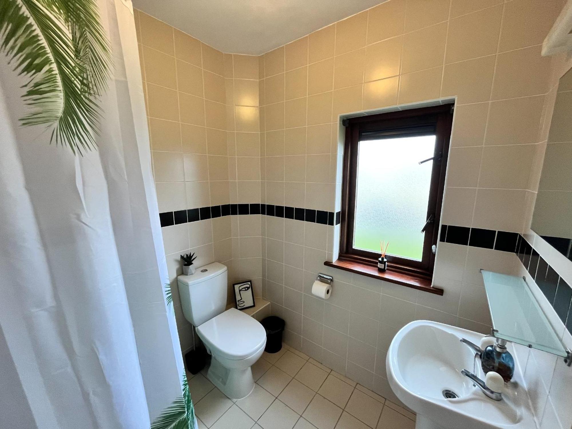 Happy Sandy Feet: Cozy Seaside Retreat in Youghal Exterior photo
